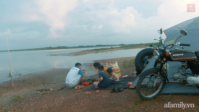 Cặp vợ chồng ở Sài Gòn và hành trình phượt cùng hai con bằng xe máy: Từ băng rừng, lội suối đến sống hoang dã, con học được đủ thứ hay ho - Ảnh 12.
