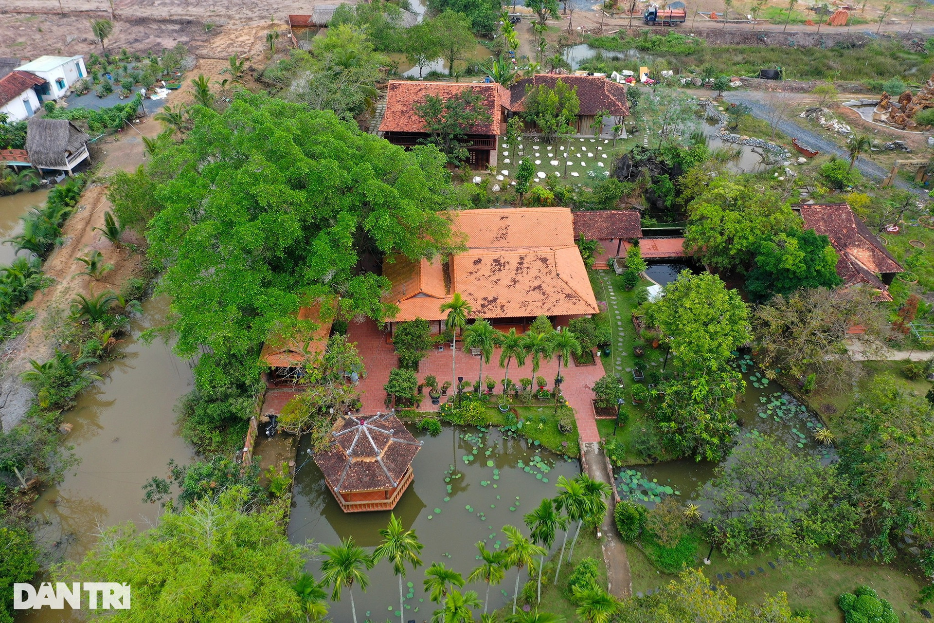 Khu nhà cổ mang kiến trúc Nam bộ xưa trị giá hơn 20 tỷ đồng ở Sài Gòn - 1