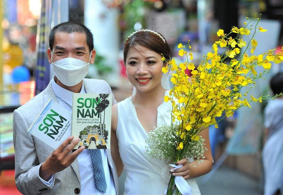 Cặp đôi khác người ở Sài Gòn làm lễ cưới không phong bì chỉ nhận... sách - 1