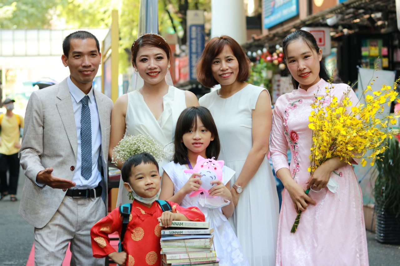 Cặp đôi khác người ở Sài Gòn làm lễ cưới không phong bì chỉ nhận... sách - 2