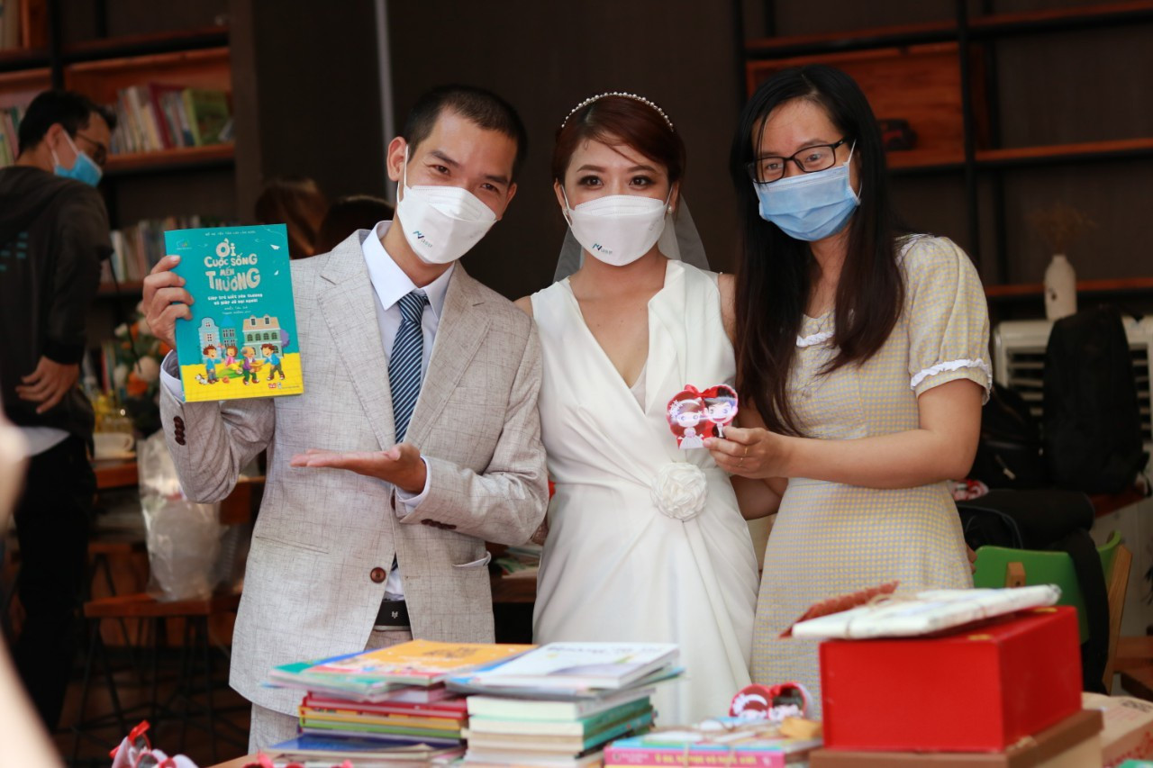 Cặp đôi khác người ở Sài Gòn làm lễ cưới không phong bì chỉ nhận... sách - 3