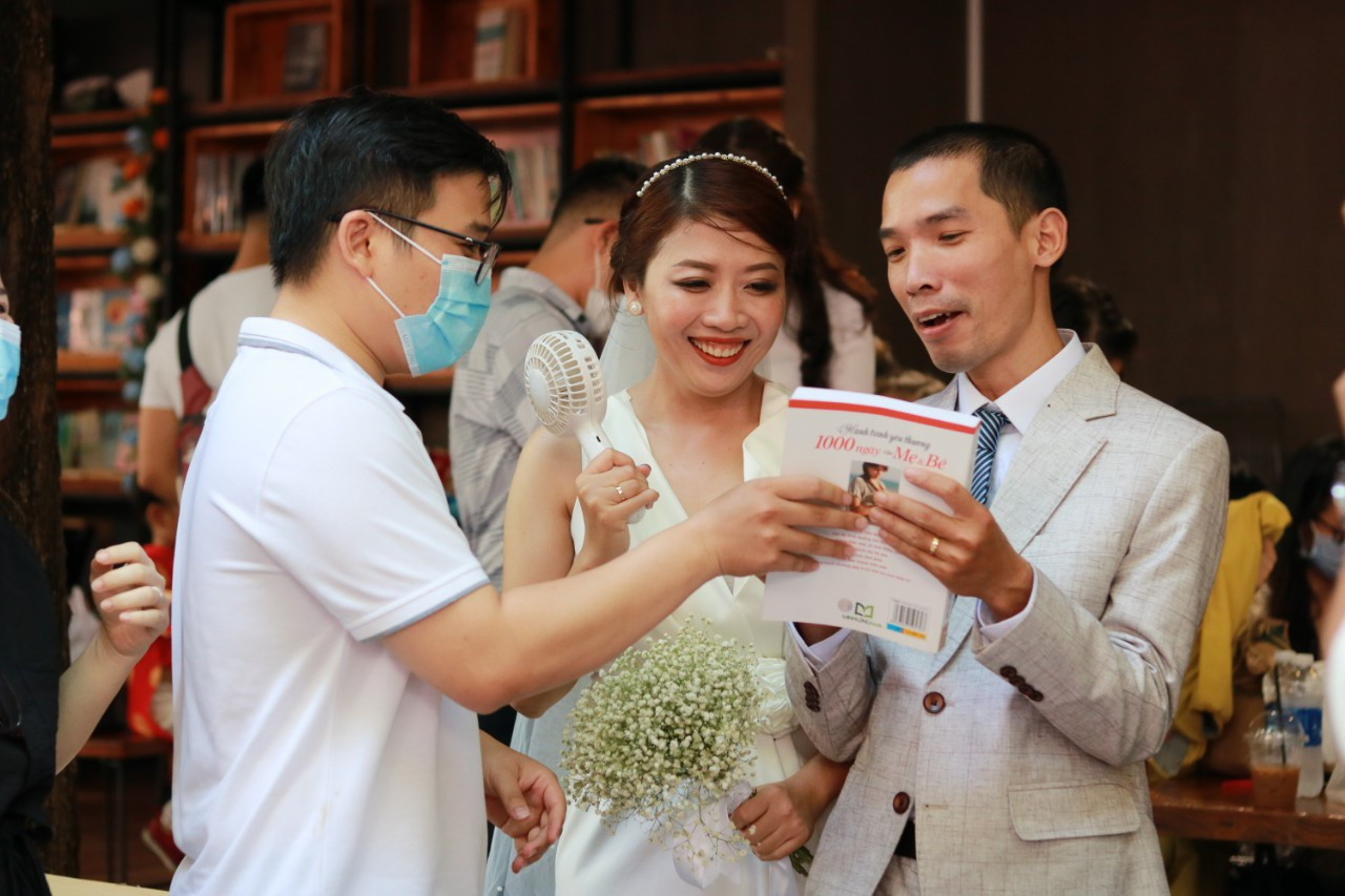 Cặp đôi khác người ở Sài Gòn làm lễ cưới không phong bì chỉ nhận... sách - 4