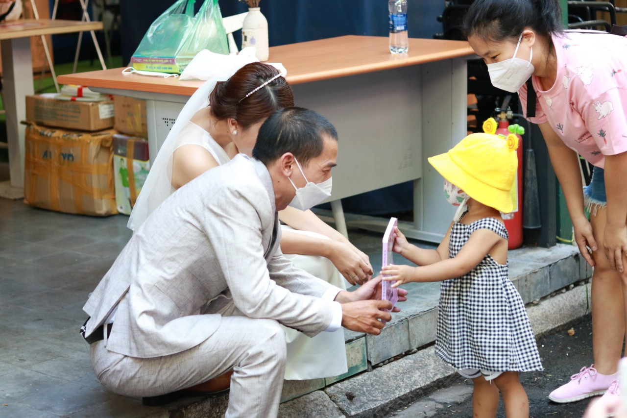Cặp đôi khác người ở Sài Gòn làm lễ cưới không phong bì chỉ nhận... sách - 6