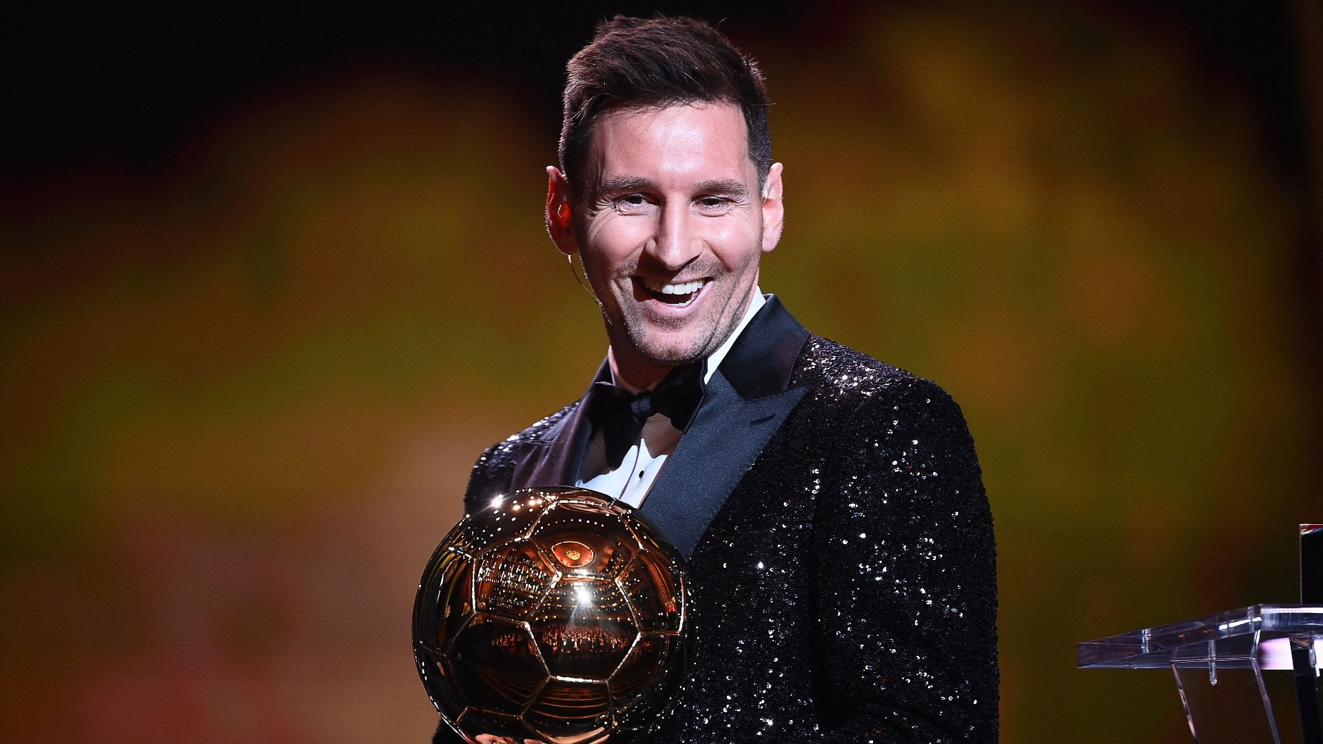 Lionel Messi: Đôi chân nhỏ bé và kỳ quan của bóng đá thế giới - 1