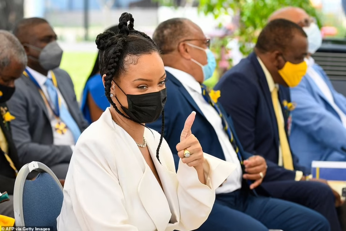 Nữ ca sĩ Rihanna được quê nhà Barbados vinh danh là anh hùng dân tộc - 2