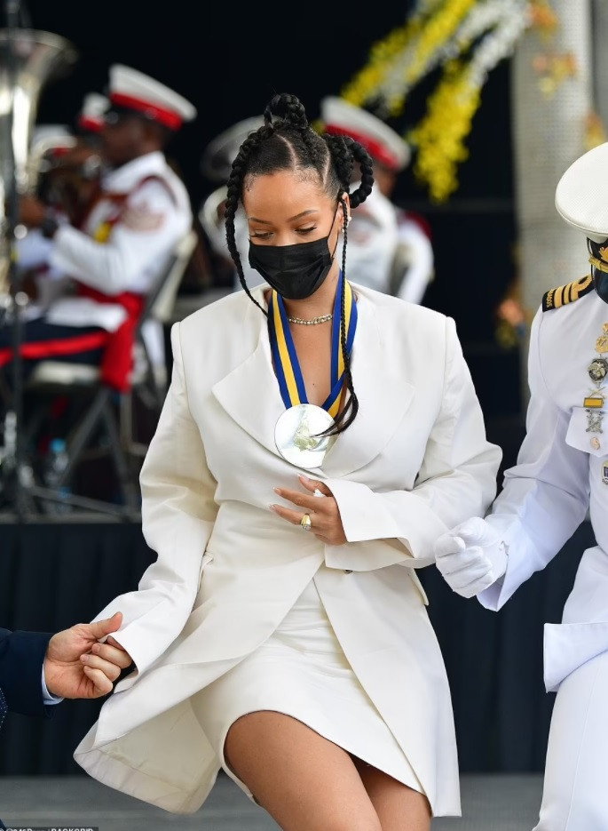 Nữ ca sĩ Rihanna được quê nhà Barbados vinh danh là anh hùng dân tộc - 3