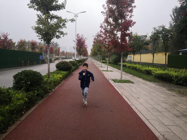 Cậu bé chạy 10km mỗi ngày ở công viên, mục đích khiến ai cũng thắt lòng - 1