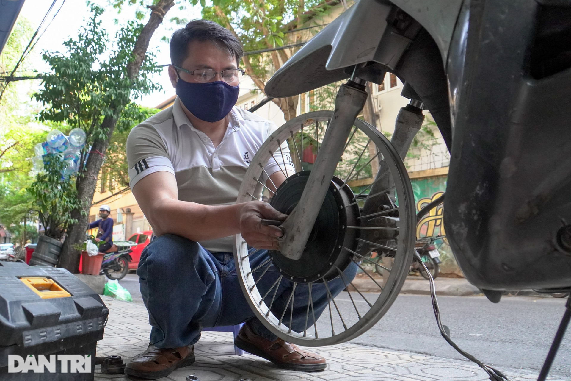 Thợ Hà Nội độ xe máy lai chạy điện với giá 5 triệu đồng - 2
