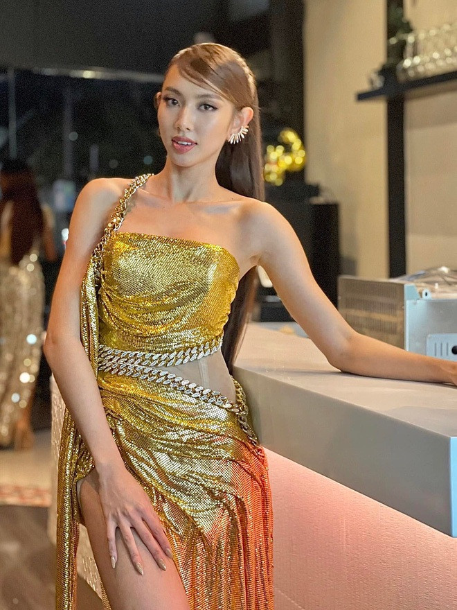 Hoa hậu Thùy Tiên tiếp tục chinh phục fan với thiết kế cắt xẻ hiểm hóc - 13