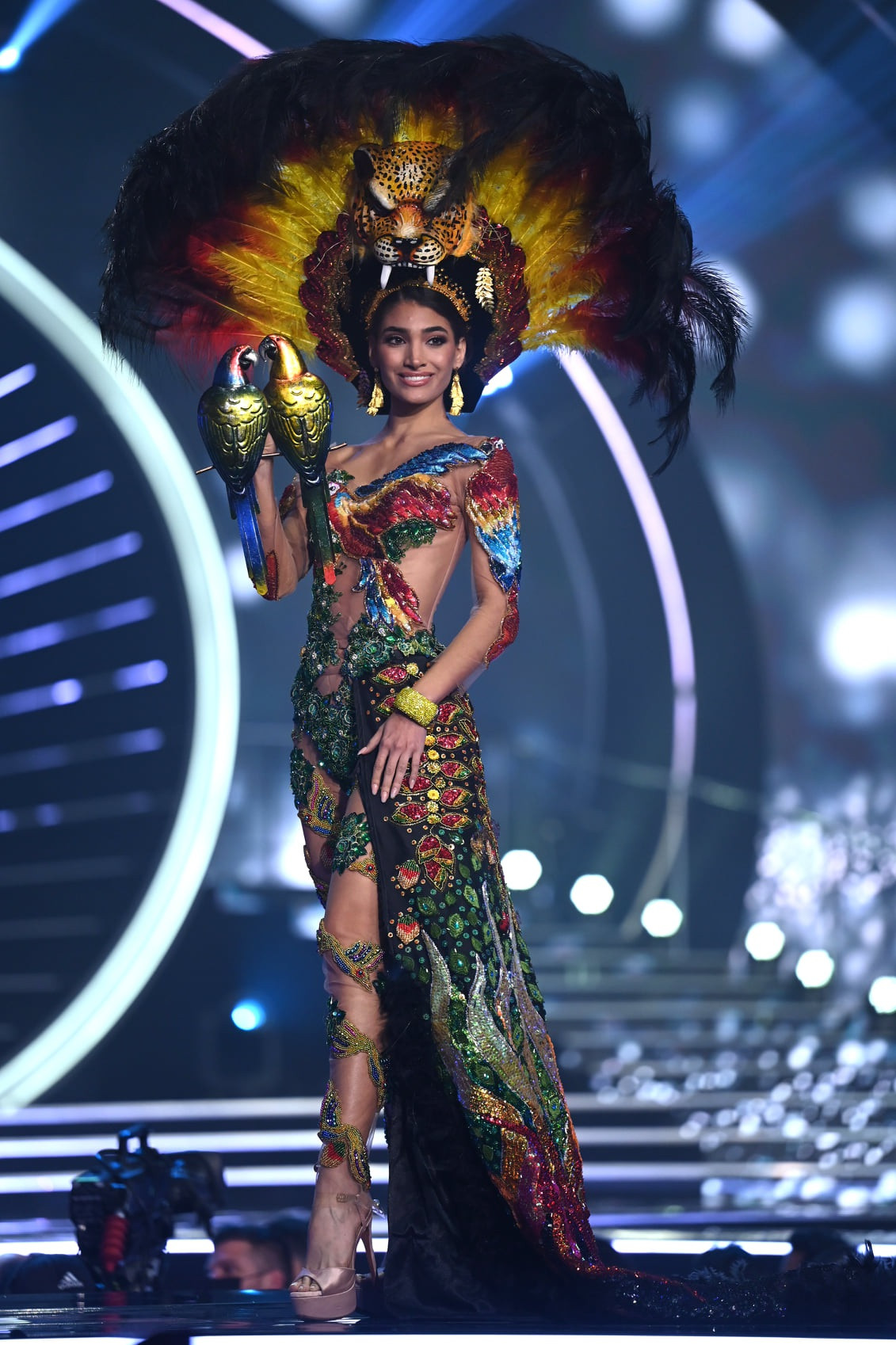 Rực rỡ sắc màu trong phần Trình diễn Quốc phục của Hoa hậu Hoàn vũ 2021 - 32