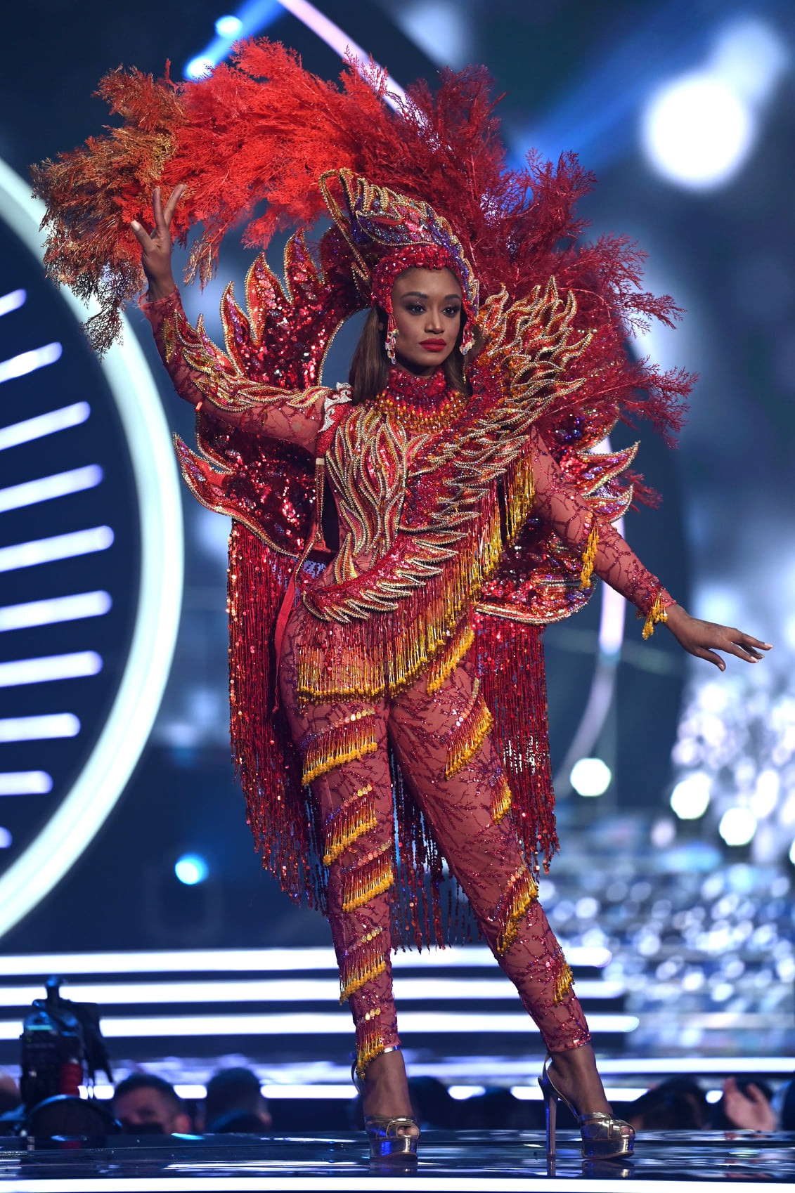 Rực rỡ sắc màu trong phần Trình diễn Quốc phục của Hoa hậu Hoàn vũ 2021 - 8