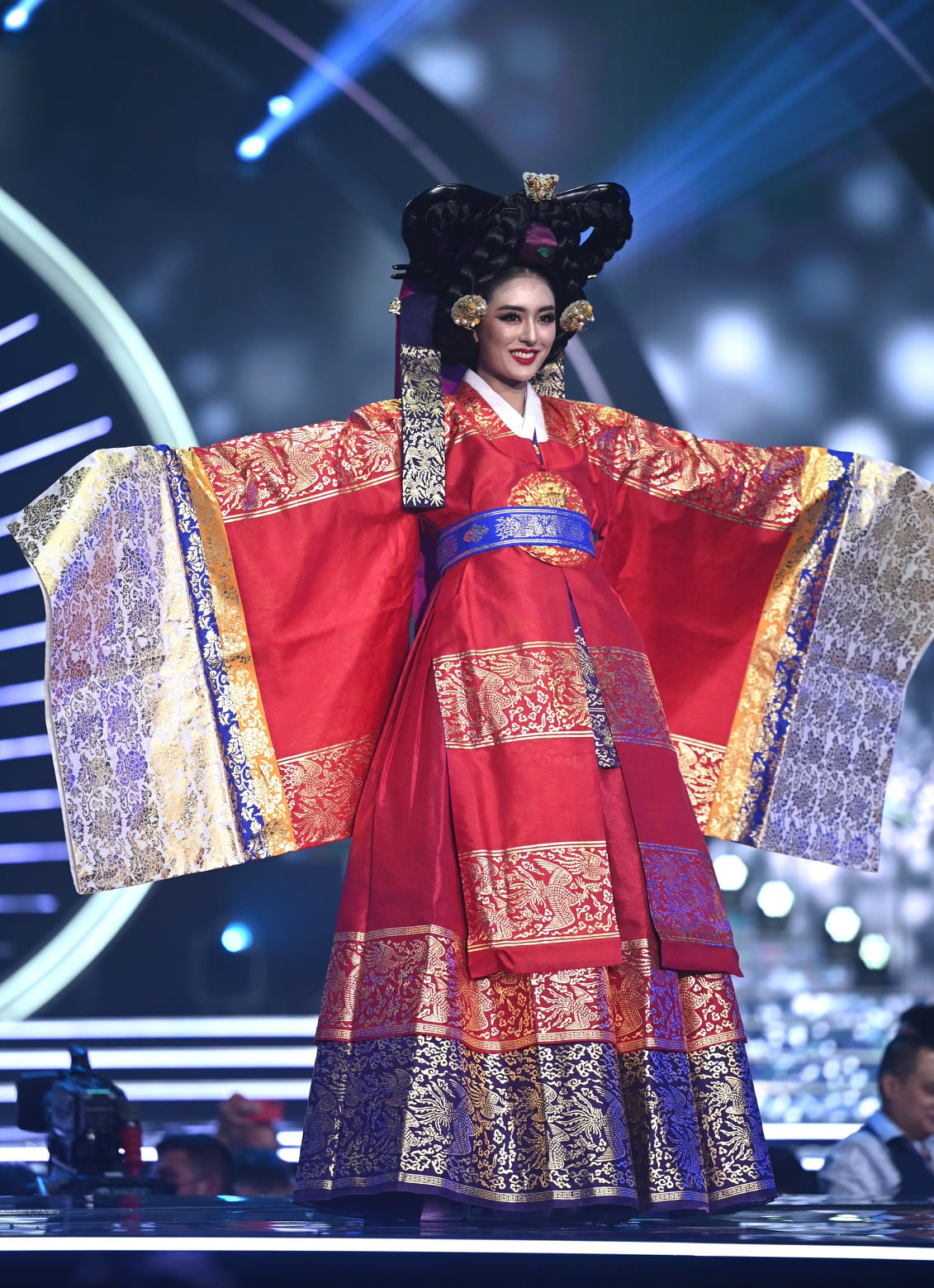Rực rỡ sắc màu trong phần Trình diễn Quốc phục của Hoa hậu Hoàn vũ 2021 - 10