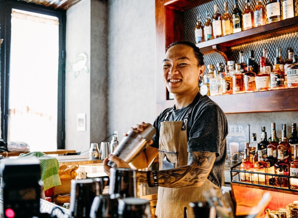 Vượt bão Covid, chàng trai Sài Gòn dạy pha chế cocktail tại nhà - Ảnh 1.