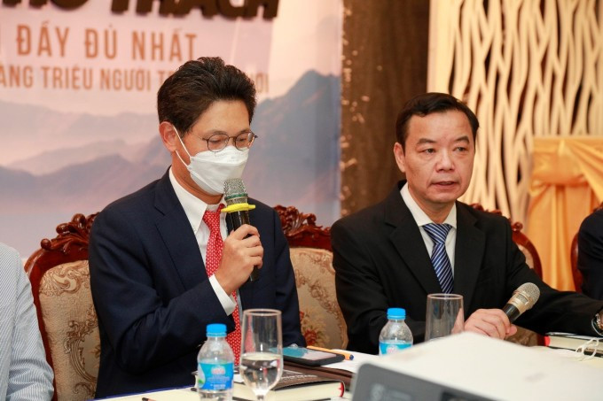 Ông Jeong-hoe Huh - đại diện Tập đoàn Hyundai Hàn Quốc tại Việt Nam (trái) chia sẻ tại sự kiện.