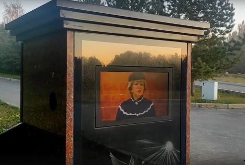  Nga: Đây là ngôi mộ đầu tiên lắp TV để chiếu video về người đã khuất  - Ảnh 1.