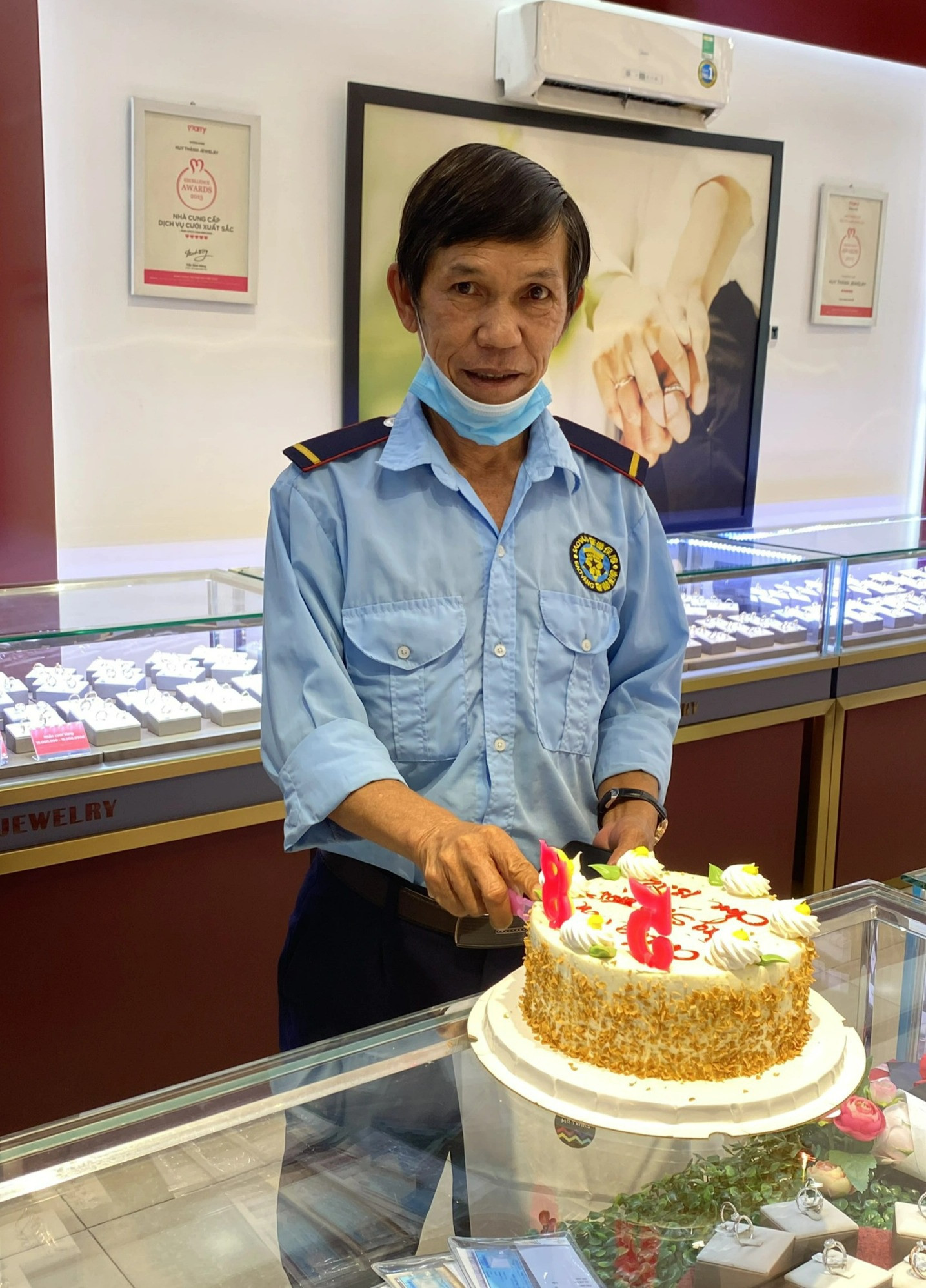 Lần đầu được tổ chức sinh nhật, chú bảo vệ U60 ở Sài Gòn rưng rưng thổi nến - 4