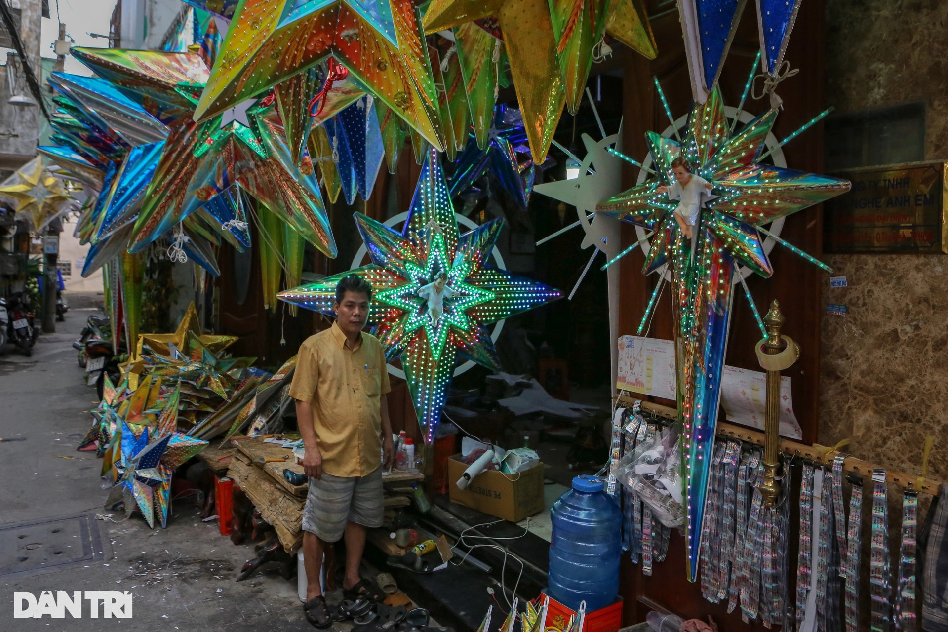 Gia đình hơn 20 năm làm đèn ngôi sao Giáng sinh ở Sài Gòn - 1