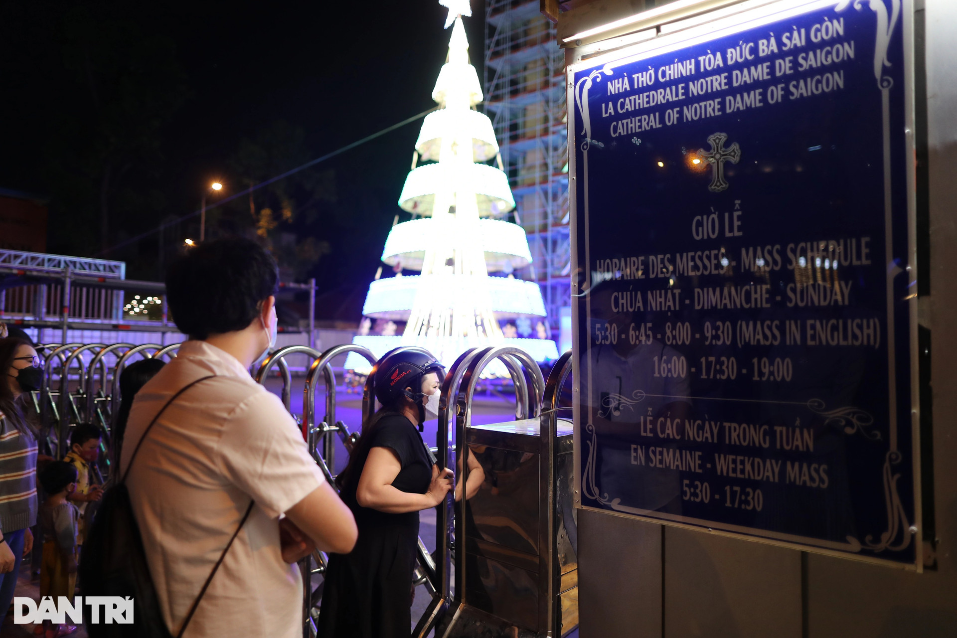 TPHCM kẹt xe đêm Noel, Nhà thờ Đức Bà đóng cửa, dân xếp hàng dài xin vào lễ - 8