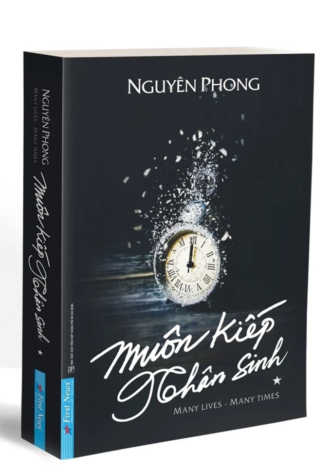 Muôn kiếp nhân sinh do Nguyên Phong viết, kể về trải nghiệm tiền kiếp của doanh nhân tài chính Thomas. Ông mơ thấy các kiếp của mình sau khi được người đàn ông gốc Ấn - Kris - chỉ dẫn. Việc nhớ lại tiền kiếp đòi hỏi tu tập công phu nghiêm túc, và Thomas trong kiếp cũ rèn luyện để bản thân ở hiện tại có khả năng tìm về quá khứ. Tác phẩm thể hiện các quan điểm nhân sinh và khơi gợi định nghĩa về thực thể - vật chất. Cuộc đời là các vòng xoáy. Mỗi vòng gồm bốn giai đoạn: thành, trụ, hoại, diệt (hình thành, phát triển, lụi tàn, biến mất). Tương lai ra sao còn tùy vào thái độ ứng xử của mỗi người. Theo ông Nguyễn Văn Phước - giám đốc công ty First News, Trí Việt, sách bán được 100.219 bản trong năm qua. Ảnh: First News