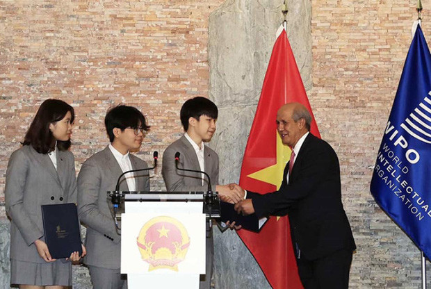  TỰ HÀO: 3 học sinh Việt Nam sáng chế mũ cách ly di động cực xịn, nhận luôn giải thưởng danh giá chưa từng có của Tổ chức Sở hữu trí tuệ Thế giới - Ảnh 1.