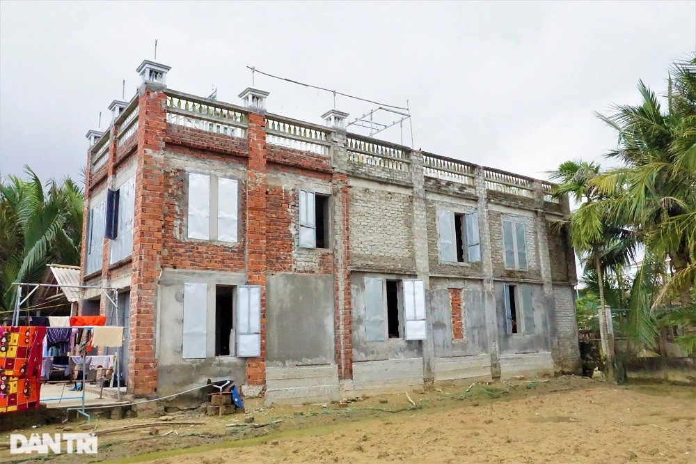 Dị nhân 15 năm nhặt vỏ chai về xây ngôi nhà độc nhất vô nhị ở Quảng Nam - 1