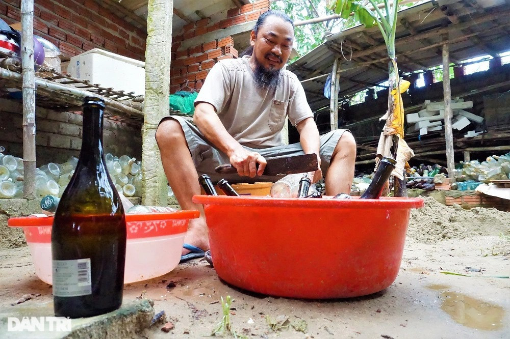 Dị nhân 15 năm nhặt vỏ chai về xây ngôi nhà độc nhất vô nhị ở Quảng Nam - 6