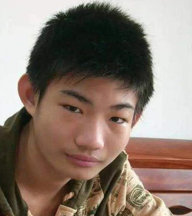 Cậu bé mệnh danh lười nhất Trung Quốc, 13 tuổi mẹ vẫn cõng trên lưng: Sau 6 năm ngoại hình lẫn cuộc đời tụt dốc đến đau lòng - Ảnh 1.
