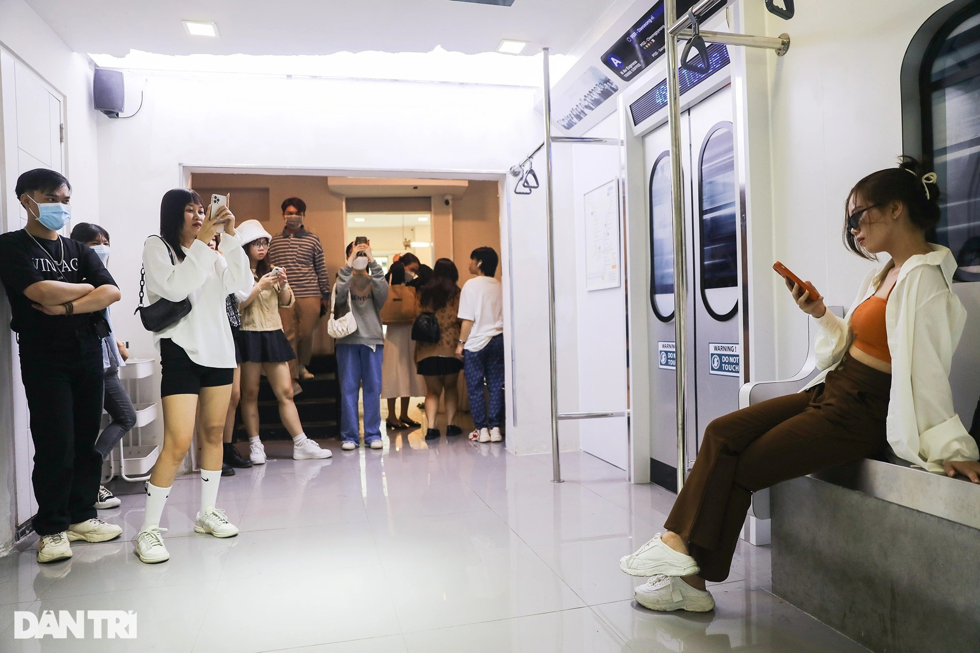 Quán cà phê mô hình tàu điện ngầm thu hút giới trẻ Sài Gòn - 3