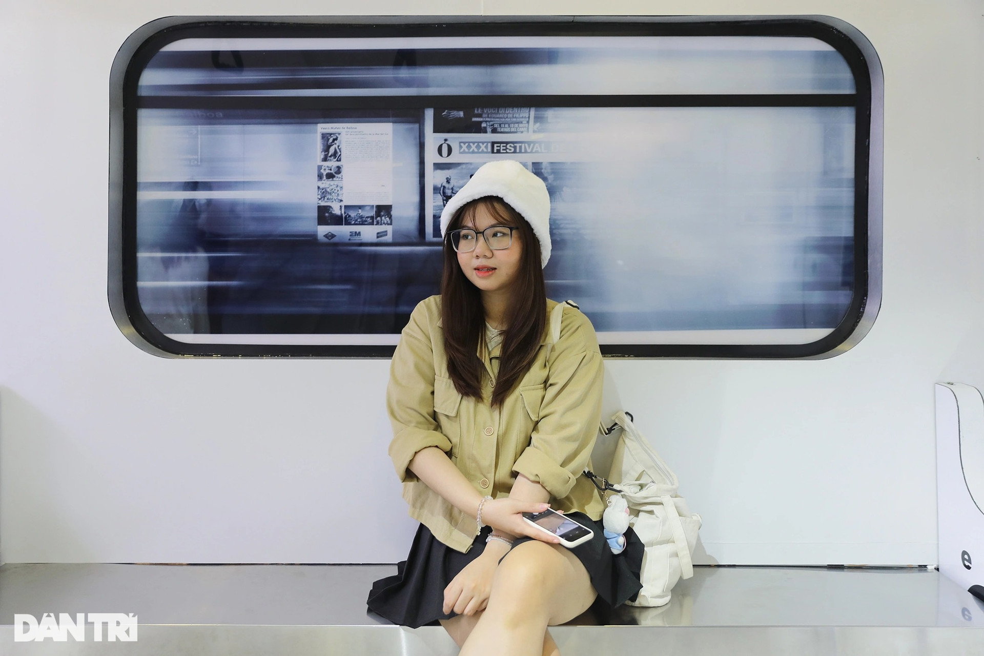 Quán cà phê mô hình tàu điện ngầm thu hút giới trẻ Sài Gòn - 10