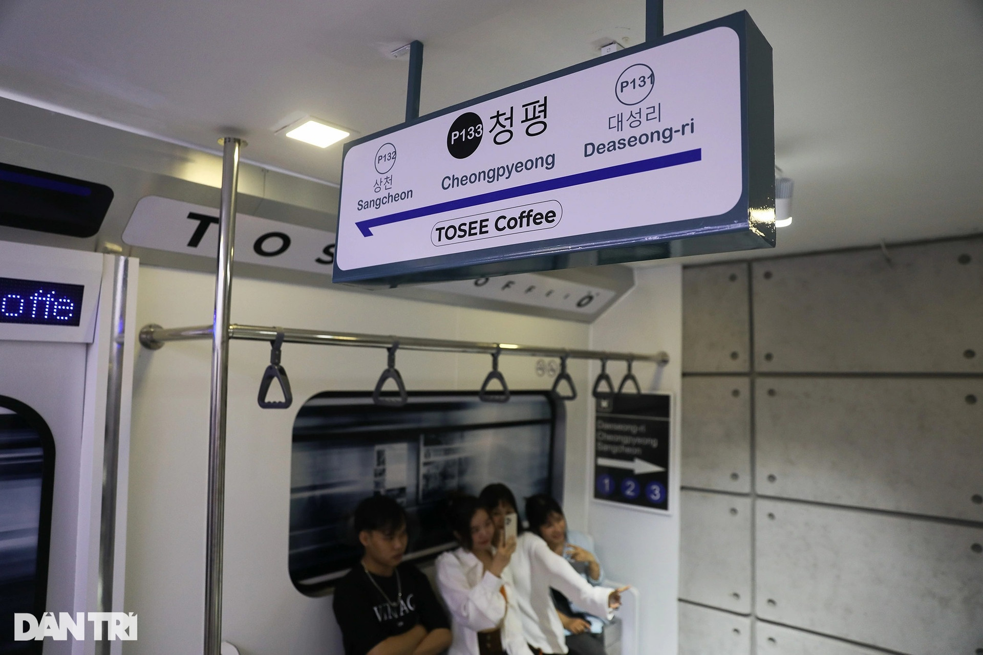 Quán cà phê mô hình tàu điện ngầm thu hút giới trẻ Sài Gòn - 4