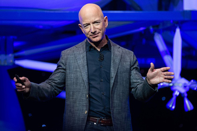 Trước khi sở hữu tài sản khổng lồ, 13 tỷ phú này từng đi giao báo, bán túi rác... Jeff Bezos thậm chí từng phục vụ ở quán ăn nhanh - Ảnh 12.