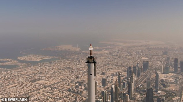 Khoảnh khắc có 1-0-2 khi nữ tiếp viên đứng trên đỉnh tòa tháp cao nhất thế giới, máy bay khổng lồ bay sát sau lưng cùng chia sẻ gây sốc - Ảnh 2.