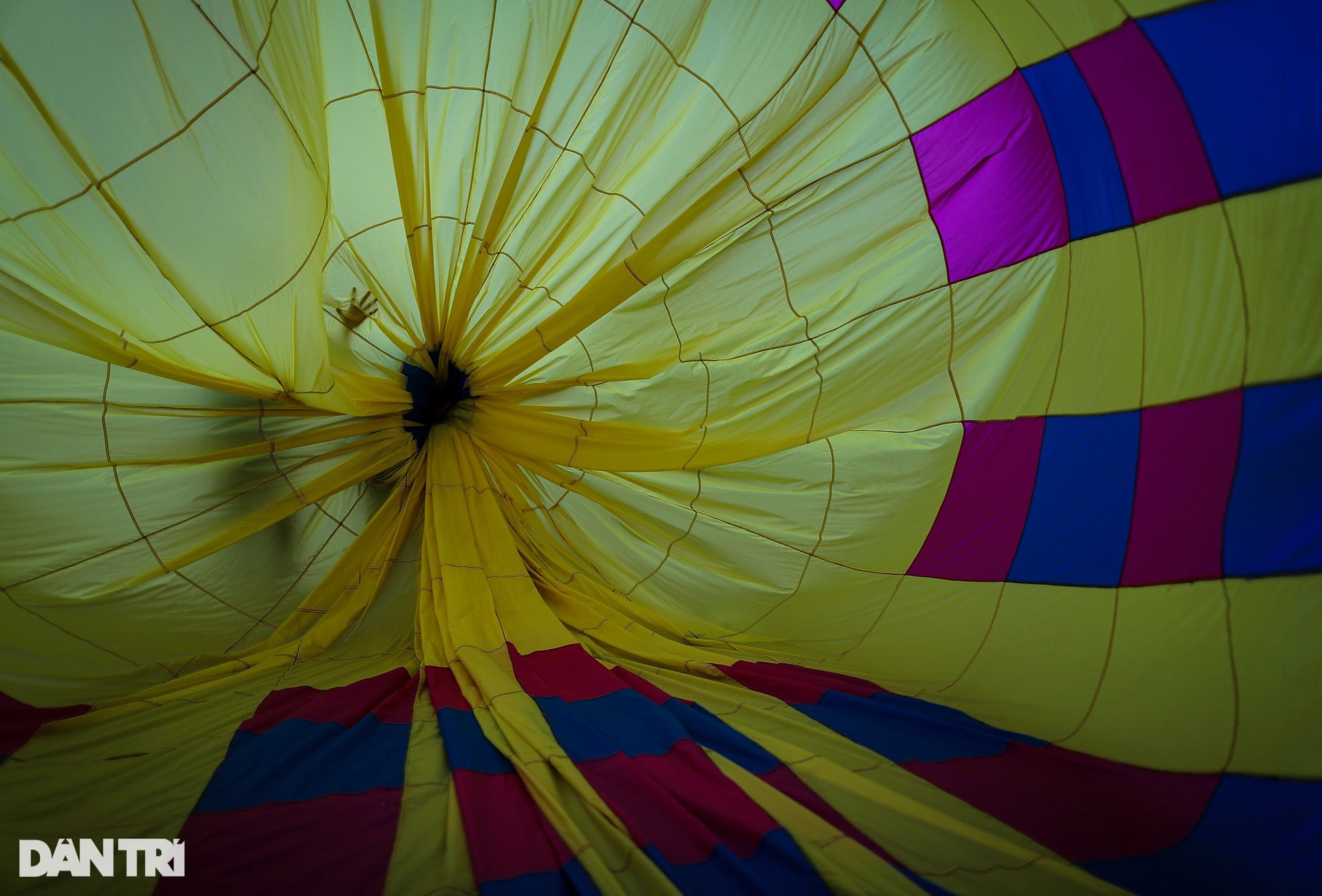 Hàng chục khinh khí cầu màu sắc bay rợp trên bầu trời TPHCM - 13
