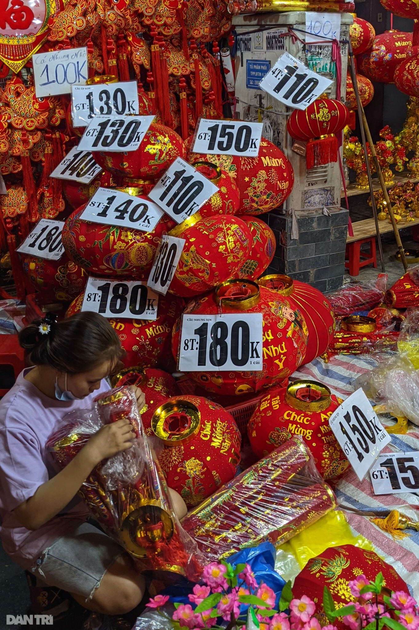 Phố bán đồ trang trí Tết lớn nhất Sài Gòn rực rỡ sắc đỏ - 10