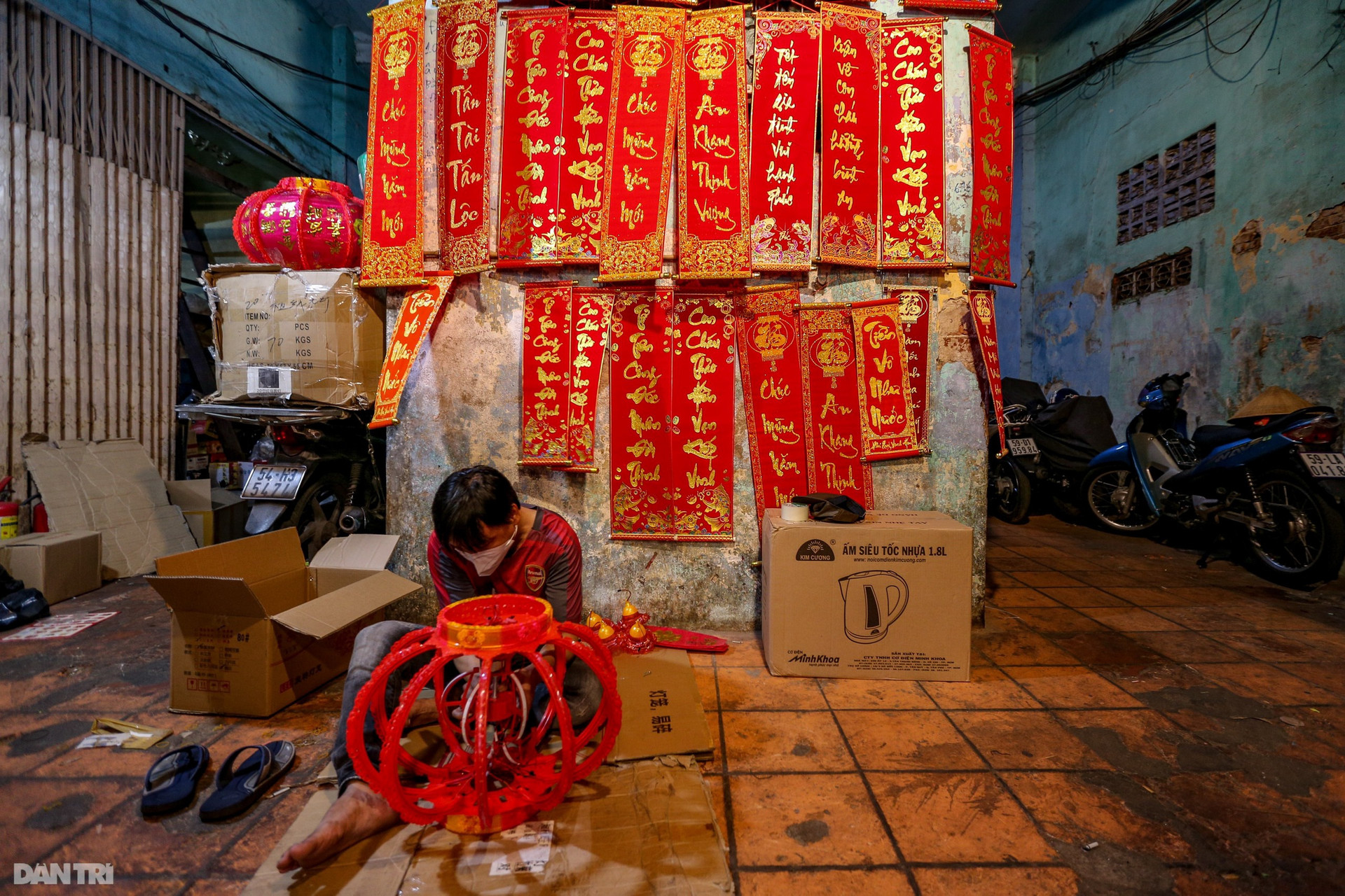 Phố bán đồ trang trí Tết lớn nhất Sài Gòn rực rỡ sắc đỏ - 11