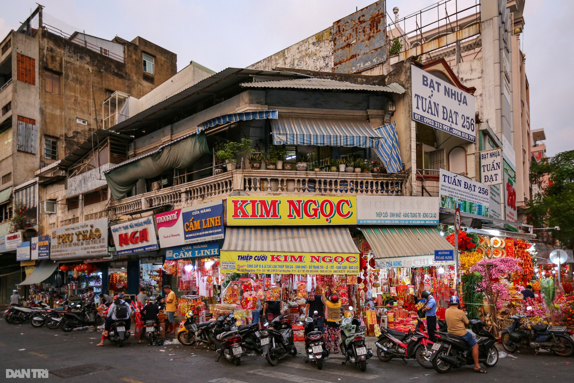 Phố bán đồ trang trí Tết lớn nhất Sài Gòn rực rỡ sắc đỏ - 7