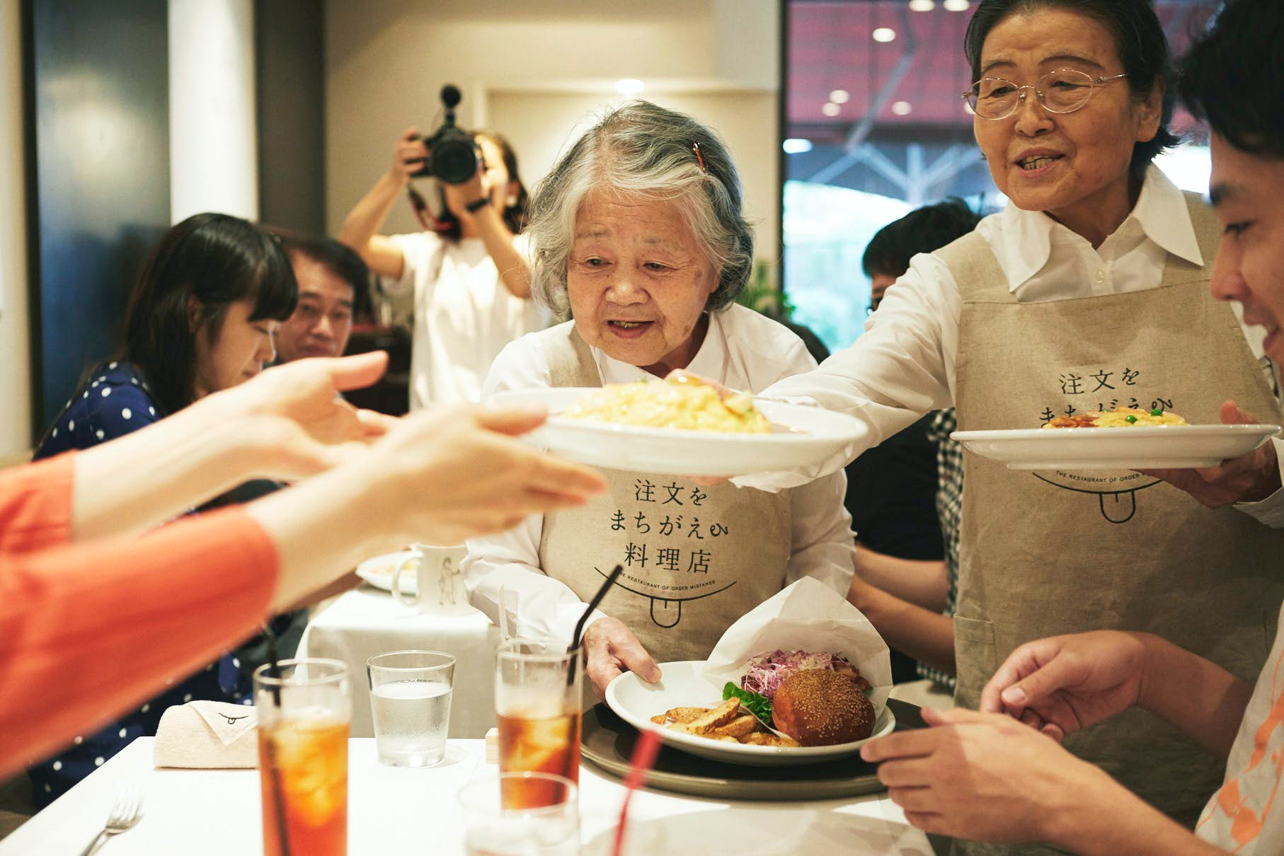 [Góc nhân văn] Nhà hàng Nhật thuê người già mất trí nhớ làm bồi bàn, món ăn thường xuyên bị sai nhưng khách không bao giờ quạu - Ảnh 3.