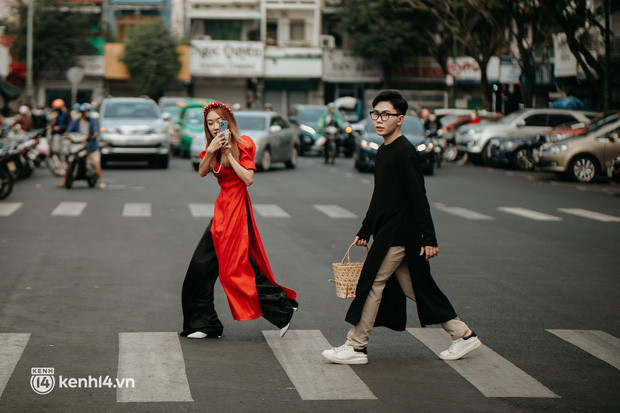  Clip: Loanh quanh Sài Gòn cuối năm, va phải những tiểu thơ diện áo dài, tay ôm bó lay ơn dễ cưng vô cùng! - Ảnh 3.