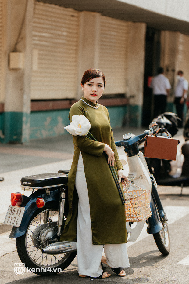  Clip: Loanh quanh Sài Gòn cuối năm, va phải những tiểu thơ diện áo dài, tay ôm bó lay ơn dễ cưng vô cùng! - Ảnh 13.