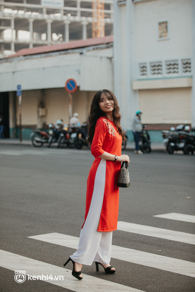  Clip: Loanh quanh Sài Gòn cuối năm, va phải những tiểu thơ diện áo dài, tay ôm bó lay ơn dễ cưng vô cùng! - Ảnh 15.