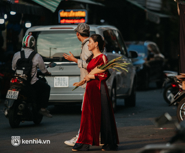  Clip: Loanh quanh Sài Gòn cuối năm, va phải những tiểu thơ diện áo dài, tay ôm bó lay ơn dễ cưng vô cùng! - Ảnh 16.