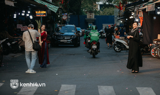  Clip: Loanh quanh Sài Gòn cuối năm, va phải những tiểu thơ diện áo dài, tay ôm bó lay ơn dễ cưng vô cùng! - Ảnh 18.