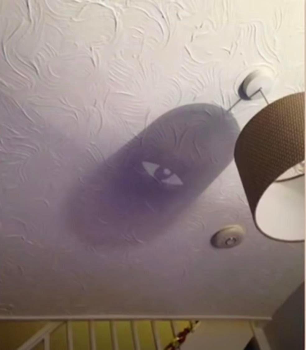Rùng mình khi bắt gặp ánh mắt bí ẩn từ trên trần nhà.