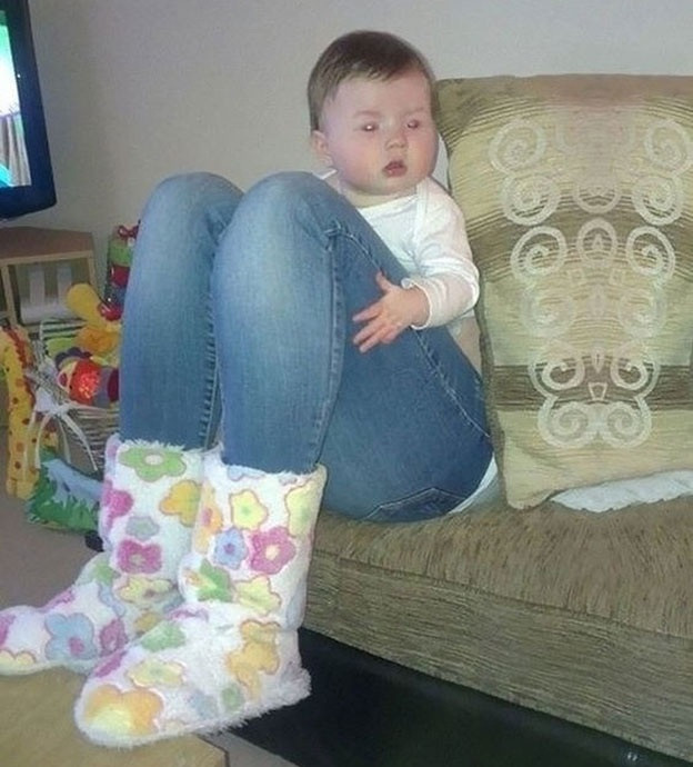 Em bé sở hữu đôi chân khổng lồ.