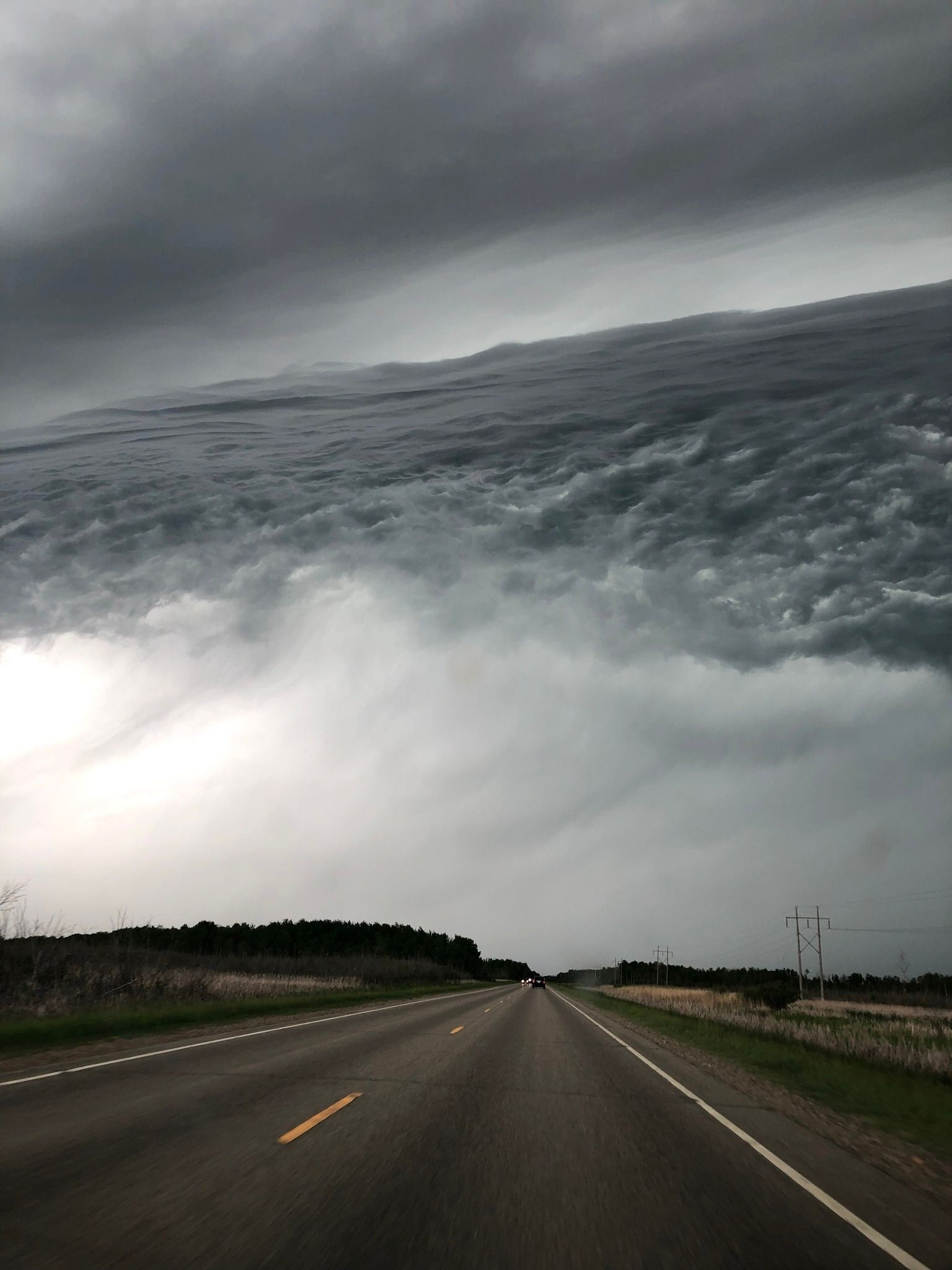 Nếu cho rằng đây là một bức ảnh ghép, thì bạn đã nhầm. Bức ảnh được chụp tại bang Minnesota (Mỹ) với đám mây giống như những con sóng ngoài biển.