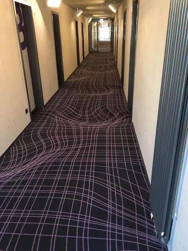 Tấm thảm trong khách sạn để ngăn những vị khách chạy nhảy ở bên ngoài hành lang.