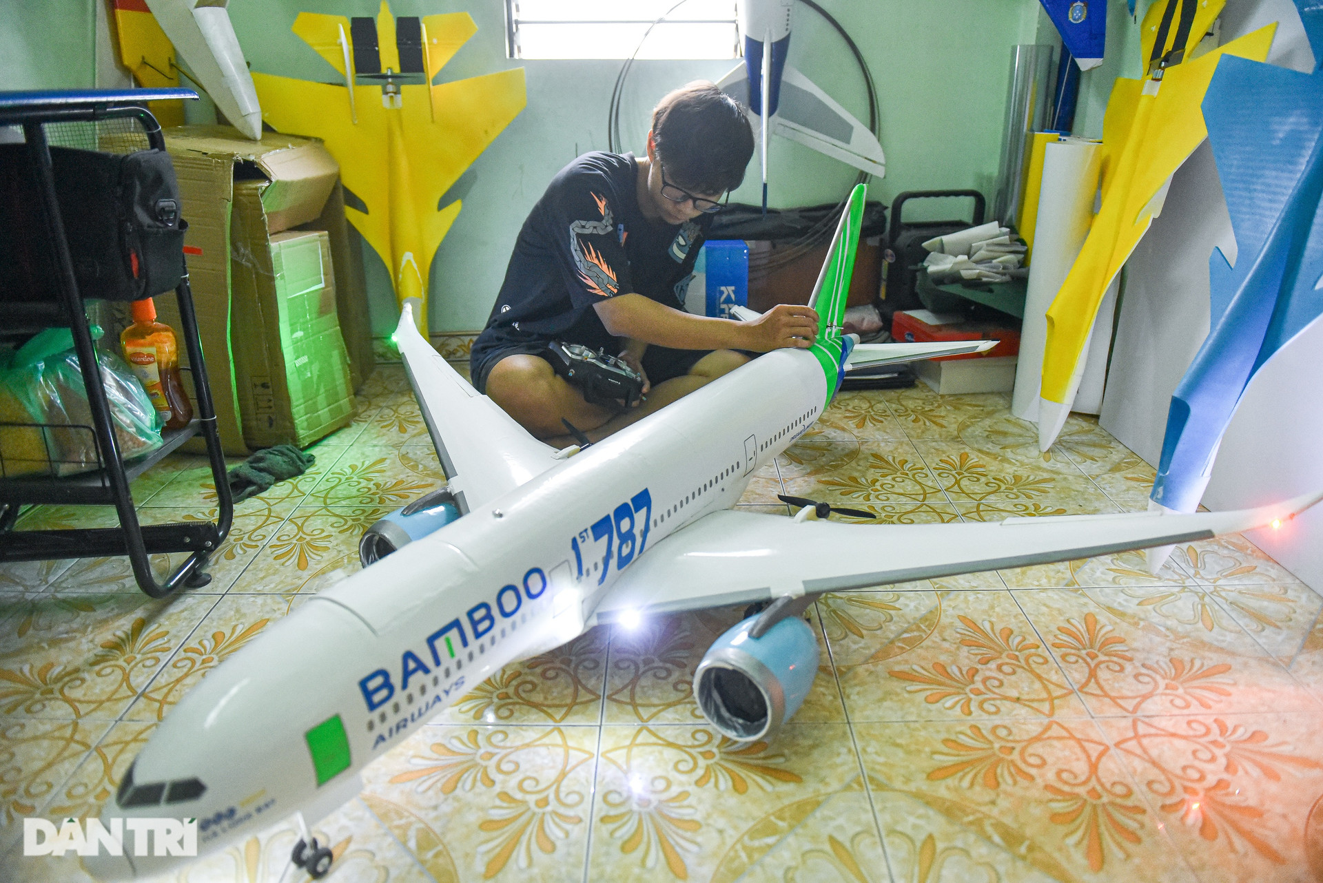 Bộ sưu tập mô hình máy bay khủng của chàng trai 10x ở Hà Nội gây sốt mạng - 1