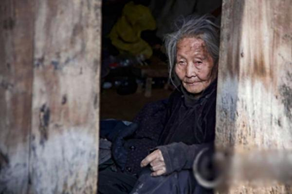 Bà lão sống khổ nhất làng, để lại tiền khiến 6 người đếm mỏi tay - 1