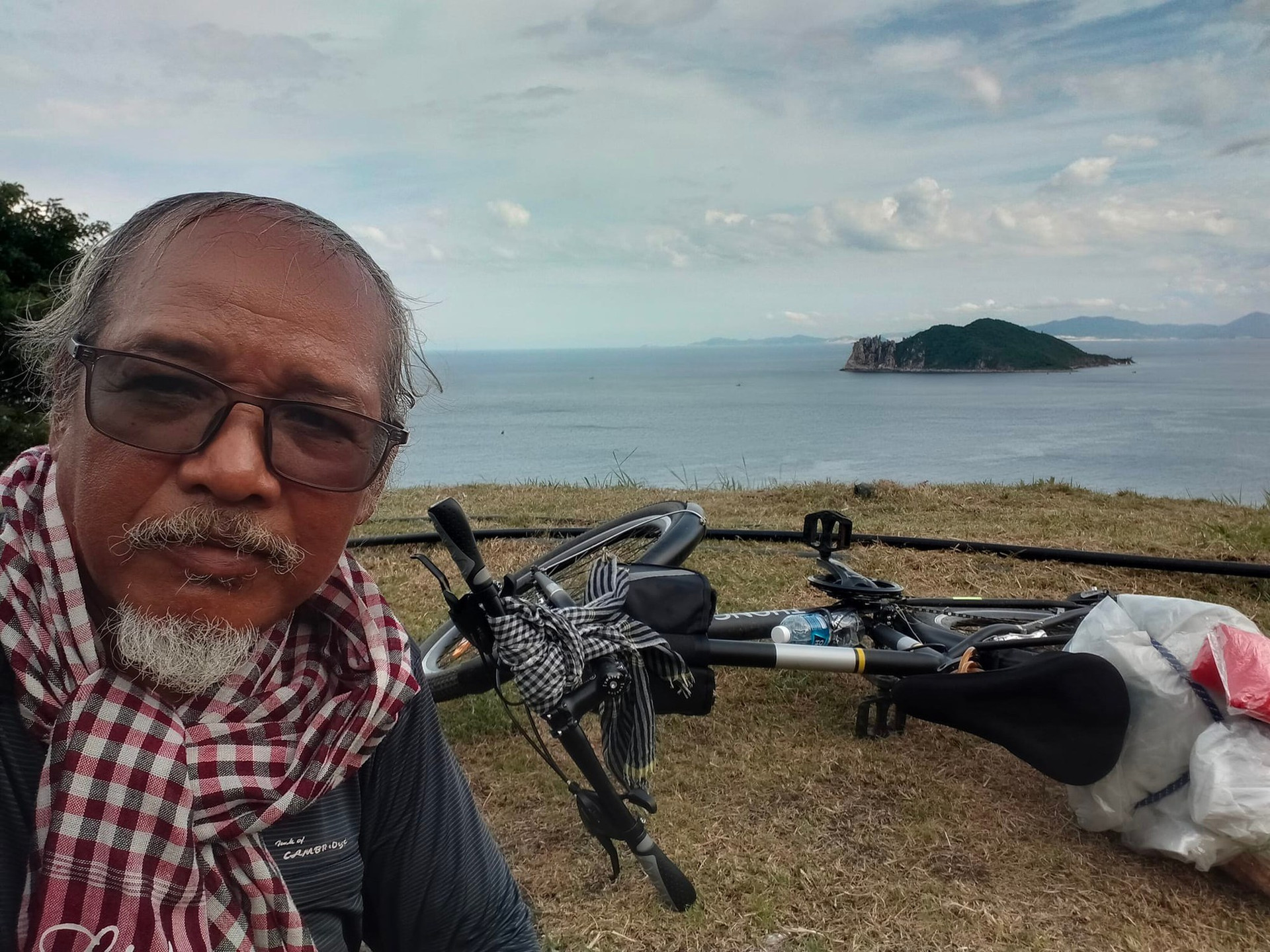 Nhà du khảo 61 tuổi một mình đạp xe 1.800km từ Bắc vào Nam: 'Đi để thấy Việt Nam mình tươi đẹp' - Ảnh 3.