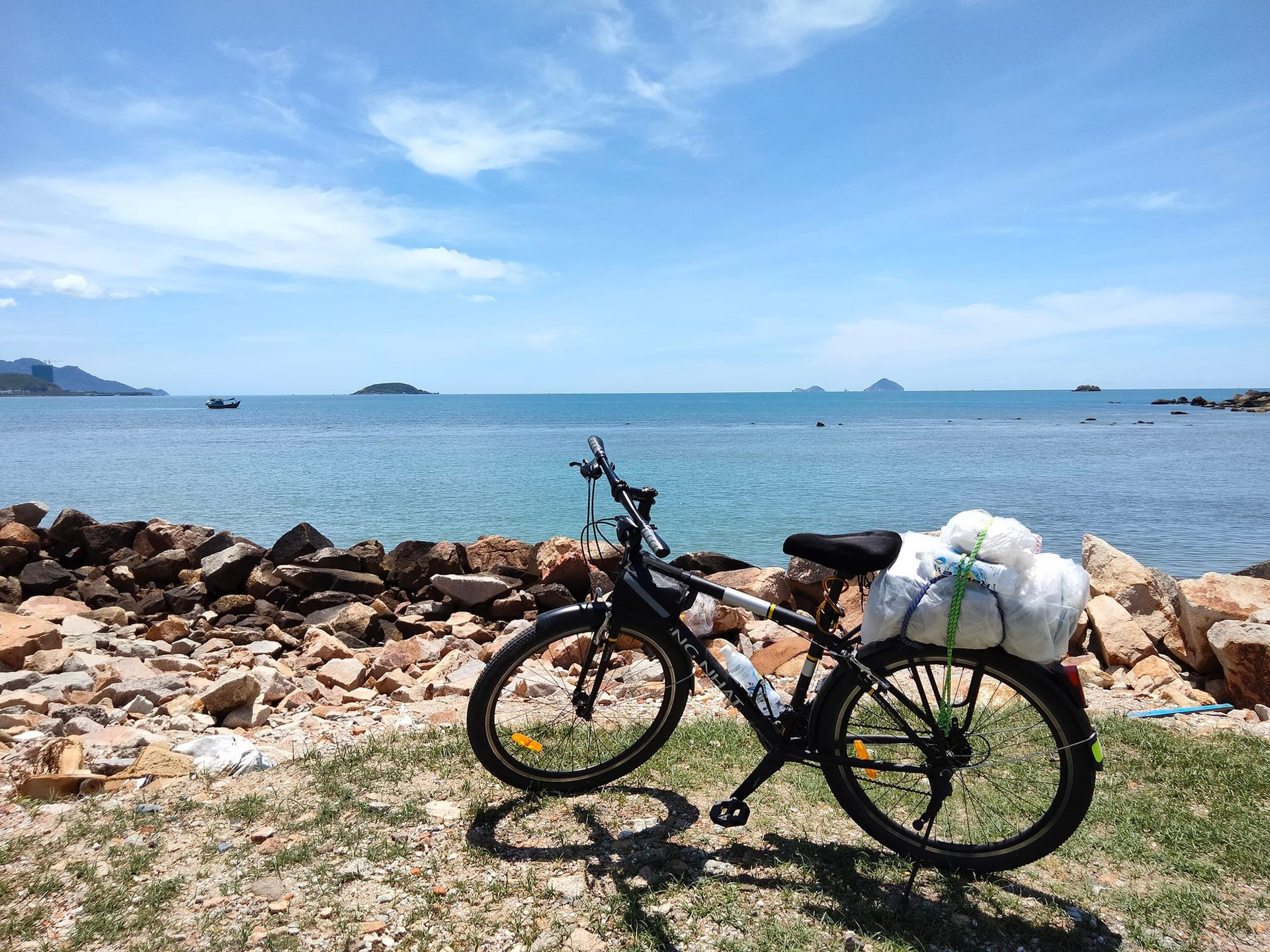 Nhà du khảo 61 tuổi một mình đạp xe 1.800km từ Bắc vào Nam: 'Đi để thấy Việt Nam mình tươi đẹp' - Ảnh 2.